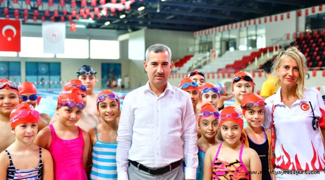YEŞİLYURT BELEDİYESİ YÜZME KURSUNA KATILAN ÇOCUKLAR, TEORİK VE PRATİK EĞİTİMLER ALIYOR