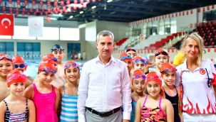 YEŞİLYURT BELEDİYESİ YÜZME KURSUNA KATILAN ÇOCUKLAR, TEORİK VE PRATİK EĞİTİMLER ALIYOR