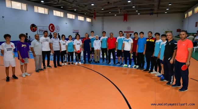 BAŞKAN ÇINAR, 30 AĞUSTOS ZAFER BAYRAMI MASA TENİSİ İL ŞAMPİYONASININ BAŞLAMA VURUŞUNU YAPTI