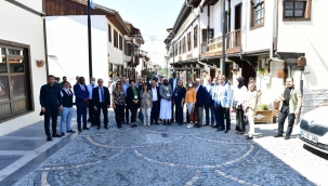 BAŞKAN ÇINAR, BÜYÜKELÇİ VE KONSOLOSLARI KÜLTÜREL MEKÂNLARDA AĞIRLADI