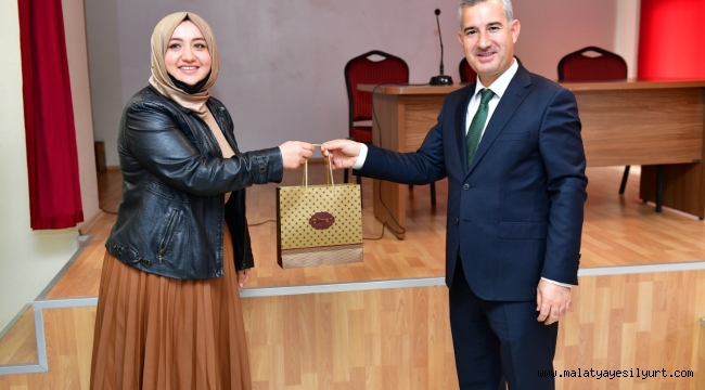 BAŞKAN ÇINAR, ŞEHİT FUAT BOZKURT ORTAOKULUNDAKİ ÖĞRETMENLER GÜNÜ PROGRAMINA KATILDI