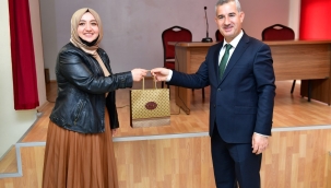 BAŞKAN ÇINAR, ŞEHİT FUAT BOZKURT ORTAOKULUNDAKİ ÖĞRETMENLER GÜNÜ PROGRAMINA KATILDI