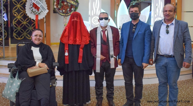 GÖRME ENGELLİ ÇİFTİN EN MUTLU GÜNÜ