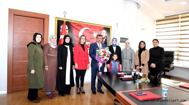 ÖĞRETMENLER GÜNÜ NEDENİYLE AK PARTİ KADIN KOLLARINDAN BAŞKAN GÜRKAN'A ZİYARET