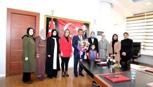 ÖĞRETMENLER GÜNÜ NEDENİYLE AK PARTİ KADIN KOLLARINDAN BAŞKAN GÜRKAN'A ZİYARET