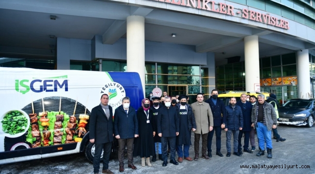 BAŞKAN ÇINAR HASTA, HASTA YAKINLARI, SAĞLIK VE BELEDİYE PERSONELLERİNE SICAK ÇORBA İKRAMINDA BULUNDU