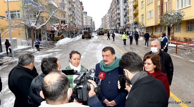 KAR TEMİZLEME ÇALIŞMALARINI YERİNDE İNCELEYEN BAŞKAN GÜRKAN,