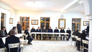 Mıhlıdut ve Fahri Kayahan Caddelerinde kar küreme çalışmalarını takip eden