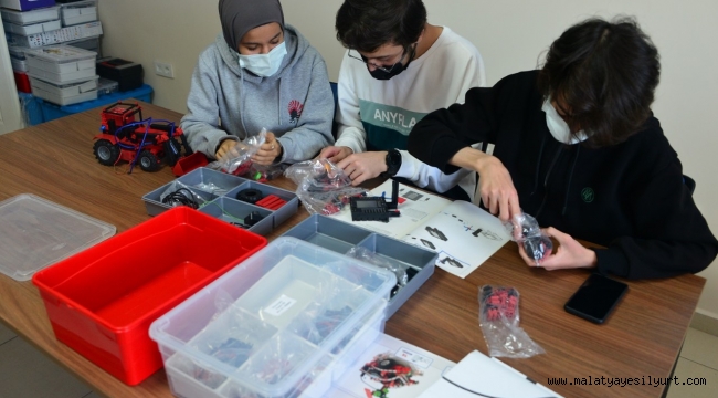 YEŞİLYURT BELEDİYESİ'NDEN ÖĞRENCİLERE ROBOTİK KODLAMA TEMEL SEVİYE EĞİTİMİ
