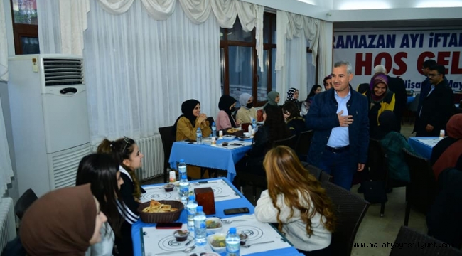 BAŞKAN ÇINAR, ÜNİVERSİTELİ ÖĞRENCİLERLE İFTAR PROGRAMINDA BULUŞTU