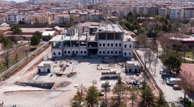 Millet Kütüphanesinde incelemelerde bulunan Başkan Gürkan,