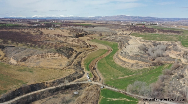YEŞİLYURT BELEDİYESİ, YOL YATIRIMLARIYLA KIRSAL BÖLGELERE ULAŞIMI DAHA KONFORLU HALE GETİRİYOR