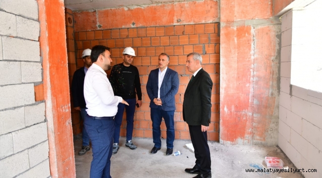 BAŞKAN ÇINAR, TURGUT ÖZAL MAHALLESİ KENTSEL DÖNÜŞÜM BİNALARINI İNCELEDİ