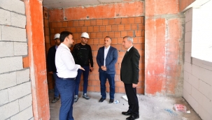 BAŞKAN ÇINAR, TURGUT ÖZAL MAHALLESİ KENTSEL DÖNÜŞÜM BİNALARINI İNCELEDİ