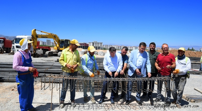 100. YIL KENT PARKINDA İNCELEMELERDE BULUNAN BAŞKAN GÜRKAN