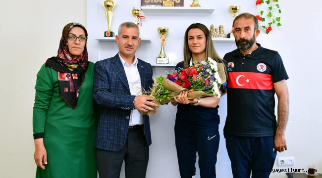 BAŞKAN ÇINAR, DÜNYA BOKS ŞAMPİYONU HATİCE AKBAŞ'I EVİNDE ZİYARET EDİP TEBRİK ETTİ