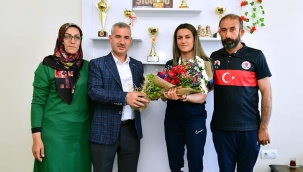 BAŞKAN ÇINAR, DÜNYA BOKS ŞAMPİYONU HATİCE AKBAŞ'I EVİNDE ZİYARET EDİP TEBRİK ETTİ