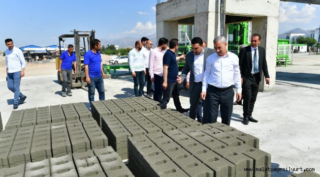 BAŞKAN ÇINAR'IN SEÇİM VAATLERİNDEN 'KİLİT PARKE TAŞI ÜRETİM TESİSİ' HİZMETE GİRDİ