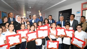 BAŞKAN GÜRKAN ÖĞRENCİLERİN KARNE SEVİNCİNE ORTAK OLDU