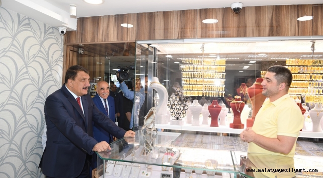 İnönü Kapalı Çarşı Esnafıyla bir araya gelen Başkan Gürkan