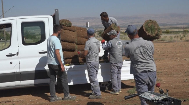 YEŞİLYURT BELEDİYESİ TARIMSAL ÜRETİM VE AR-GE SAHASINDAKİ RULO ÇİM ÜRETİMLERİNDE HEDEFLERİN ÜZERİNE ÇIKILDI
