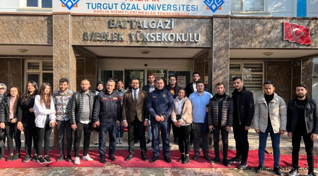 BÜYÜKŞEHİR İTFAİYESİ TARAFINDAN ÜNİVERSİTE ÖĞRENCİLERİNE İTFAİYECİLİK ANLATILDI